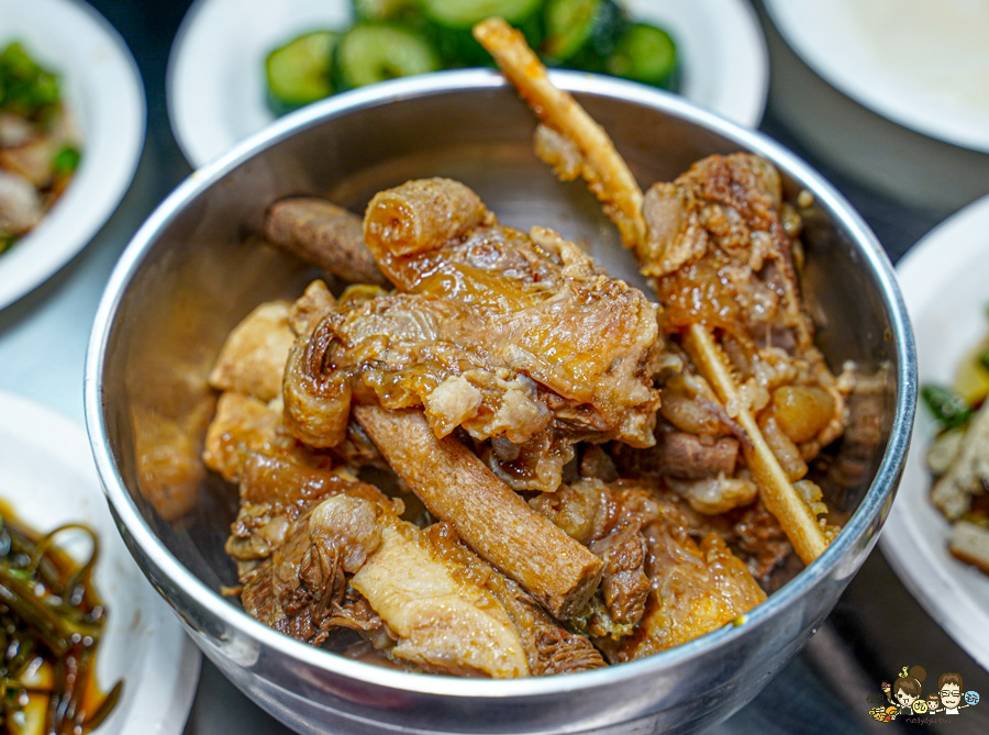 鳳山中山路夜市30年老味道 紅綠燈下的 売牛 原汁牛肉麵 牛軟骨 限量 特製小菜 辣醬 鳳山牛肉麵 高雄牛肉麵 老店