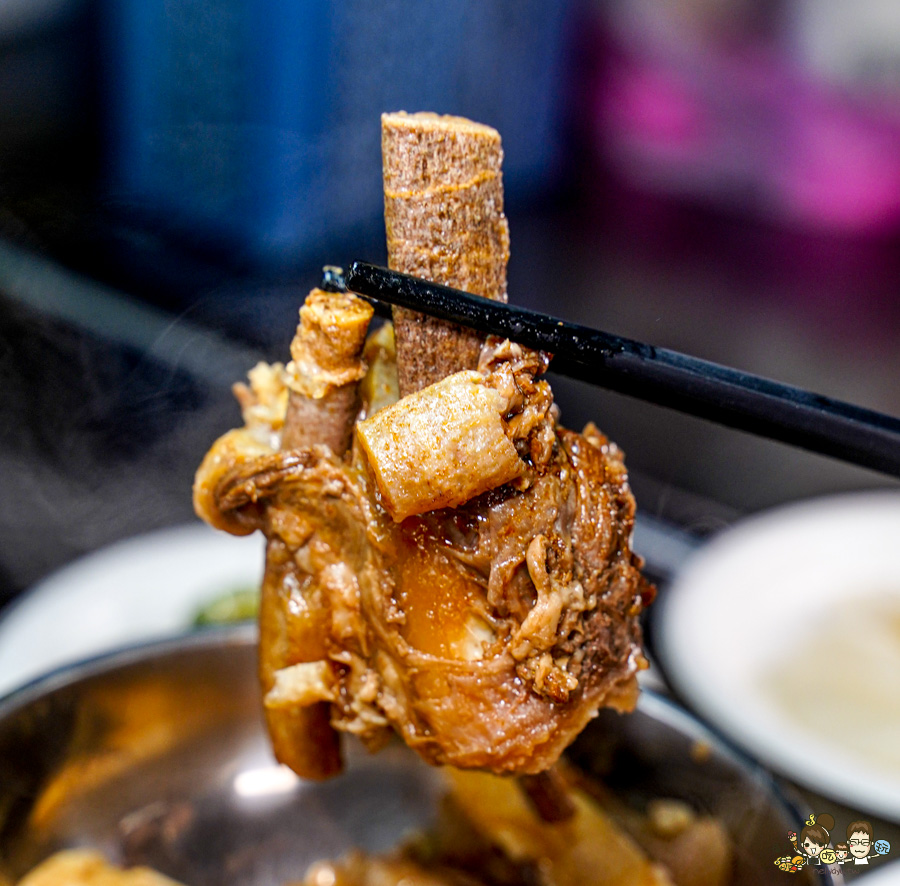 鳳山中山路夜市30年老味道 紅綠燈下的 売牛 原汁牛肉麵 牛軟骨 限量 特製小菜 辣醬 鳳山牛肉麵 高雄牛肉麵 老店