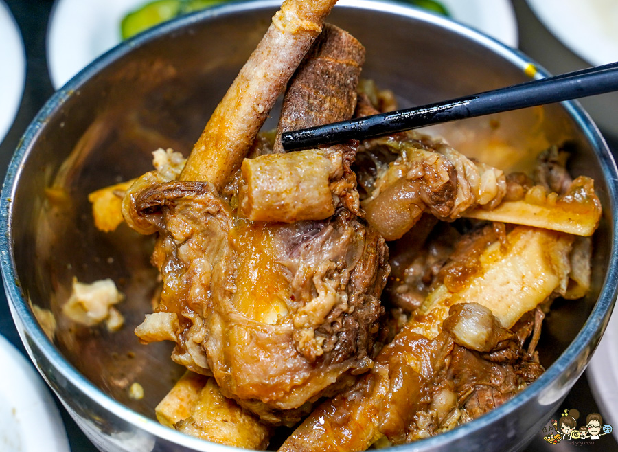 鳳山中山路夜市30年老味道 紅綠燈下的 売牛 原汁牛肉麵 牛軟骨 限量 特製小菜 辣醬 鳳山牛肉麵 高雄牛肉麵 老店