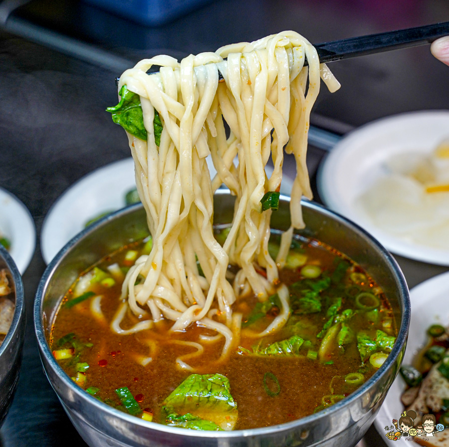 鳳山中山路夜市30年老味道 紅綠燈下的 売牛 原汁牛肉麵 牛軟骨 限量 特製小菜 辣醬 鳳山牛肉麵 高雄牛肉麵 老店