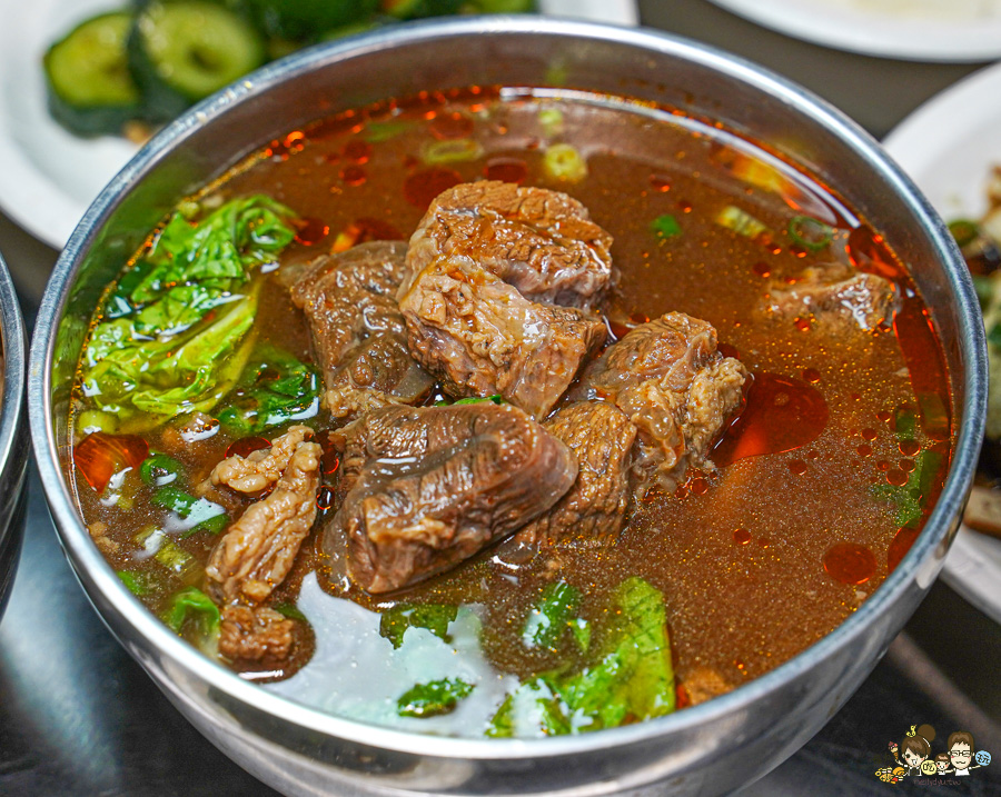 鳳山中山路夜市30年老味道 紅綠燈下的 売牛 原汁牛肉麵 牛軟骨 限量 特製小菜 辣醬 鳳山牛肉麵 高雄牛肉麵 老店