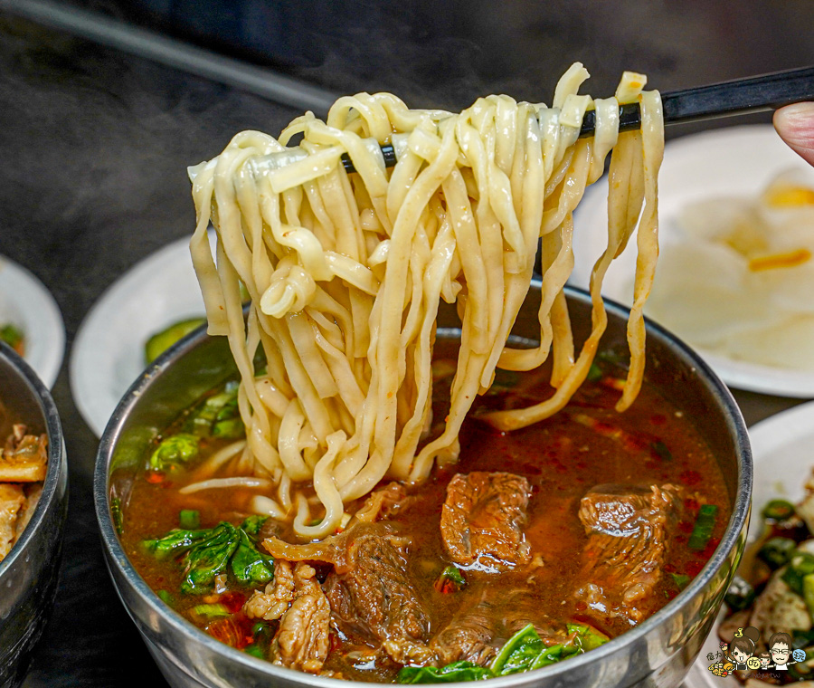 鳳山中山路夜市30年老味道 紅綠燈下的 売牛 原汁牛肉麵 牛軟骨 限量 特製小菜 辣醬 鳳山牛肉麵 高雄牛肉麵 老店