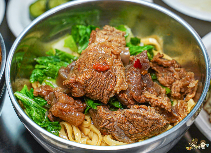 鳳山中山路夜市30年老味道 紅綠燈下的 売牛 原汁牛肉麵 牛軟骨 限量 特製小菜 辣醬 鳳山牛肉麵 高雄牛肉麵 老店