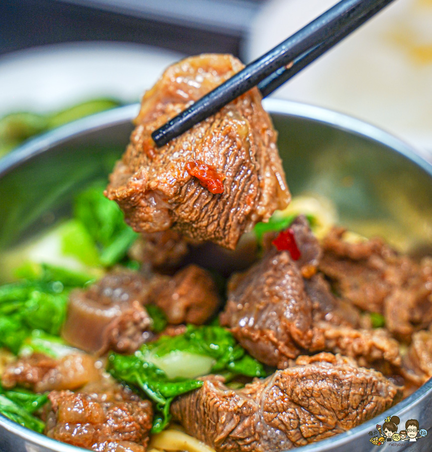 鳳山中山路夜市30年老味道 紅綠燈下的 売牛 原汁牛肉麵 牛軟骨 限量 特製小菜 辣醬 鳳山牛肉麵 高雄牛肉麵 老店