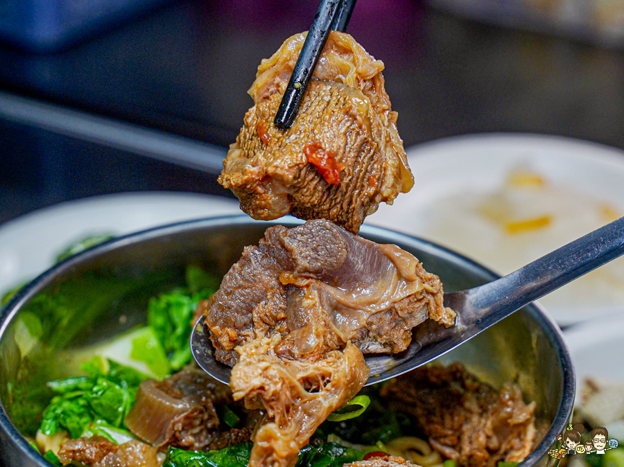 鳳山中山路夜市30年老味道 紅綠燈下的 売牛 原汁牛肉麵 牛軟骨 限量 特製小菜 辣醬 鳳山牛肉麵 高雄牛肉麵 老店