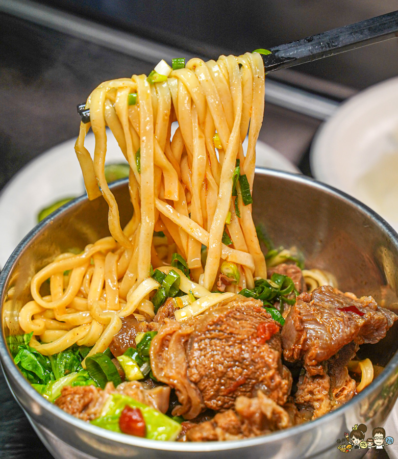 鳳山中山路夜市30年老味道 紅綠燈下的 売牛 原汁牛肉麵 牛軟骨 限量 特製小菜 辣醬 鳳山牛肉麵 高雄牛肉麵 老店
