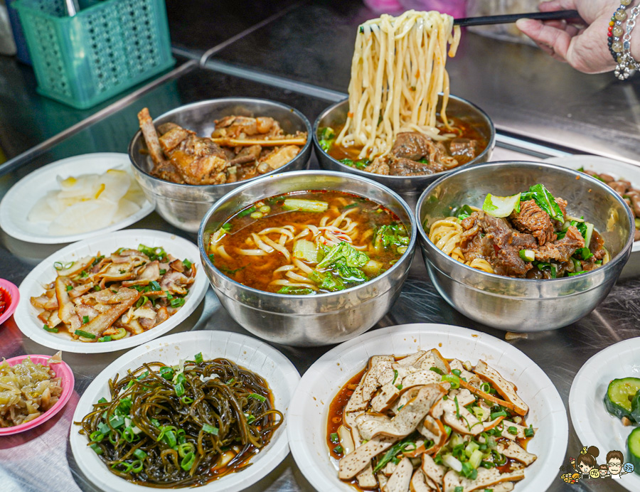 鳳山中山路夜市30年老味道 紅綠燈下的 売牛 原汁牛肉麵 牛軟骨 限量 特製小菜 辣醬 鳳山牛肉麵 高雄牛肉麵 老店