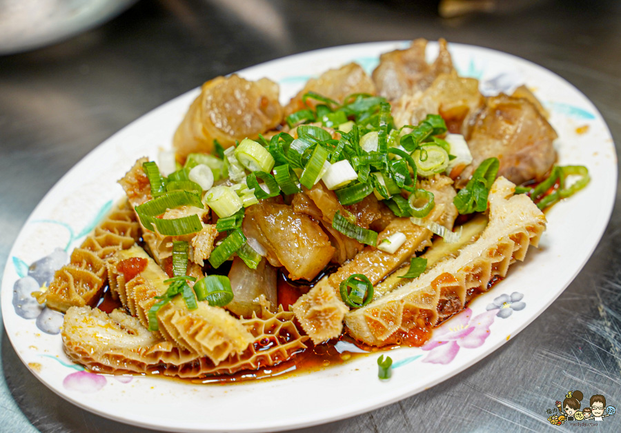 鳳山中山路夜市30年老味道 紅綠燈下的 売牛 原汁牛肉麵 牛軟骨 限量 特製小菜 辣醬 鳳山牛肉麵 高雄牛肉麵 老店