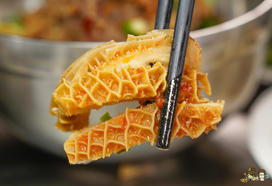 鳳山中山路夜市30年老味道 紅綠燈下的 売牛 原汁牛肉麵 牛軟骨 限量 特製小菜 辣醬 鳳山牛肉麵 高雄牛肉麵 老店