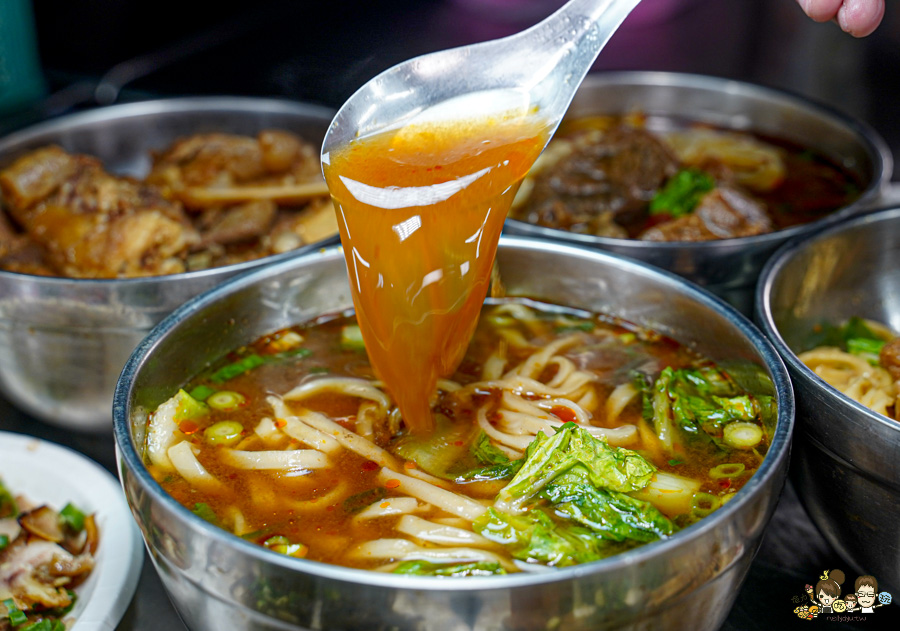 鳳山中山路夜市30年老味道 紅綠燈下的 売牛 原汁牛肉麵 牛軟骨 限量 特製小菜 辣醬 鳳山牛肉麵 高雄牛肉麵 老店