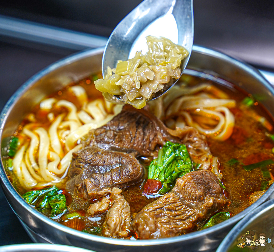 鳳山中山路夜市30年老味道 紅綠燈下的 売牛 原汁牛肉麵 牛軟骨 限量 特製小菜 辣醬 鳳山牛肉麵 高雄牛肉麵 老店