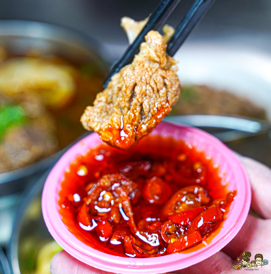 鳳山中山路夜市30年老味道 紅綠燈下的 売牛 原汁牛肉麵 牛軟骨 限量 特製小菜 辣醬 鳳山牛肉麵 高雄牛肉麵 老店