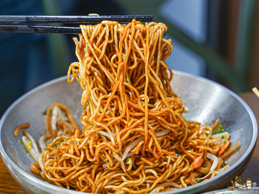 冒煙的喬 林厝麵舖 苓雅美食 工業風 用餐 中式 西式 特製 特色 獨家風味 藍帶主廚