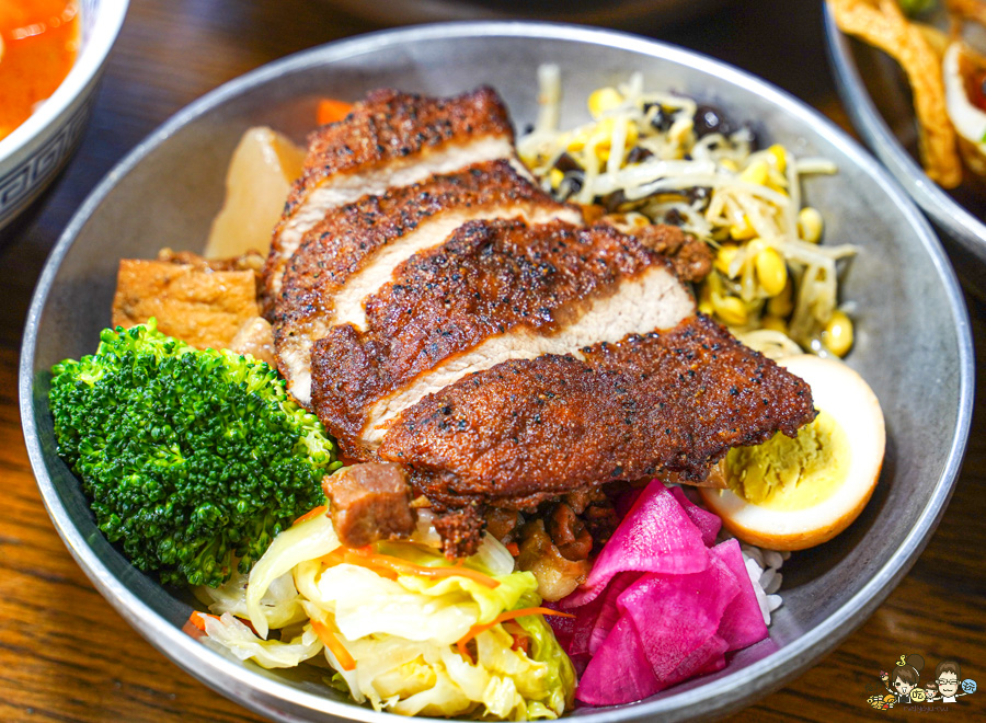 冒煙的喬 林厝麵舖 苓雅美食 工業風 用餐 中式 西式 特製 特色 獨家風味 藍帶主廚