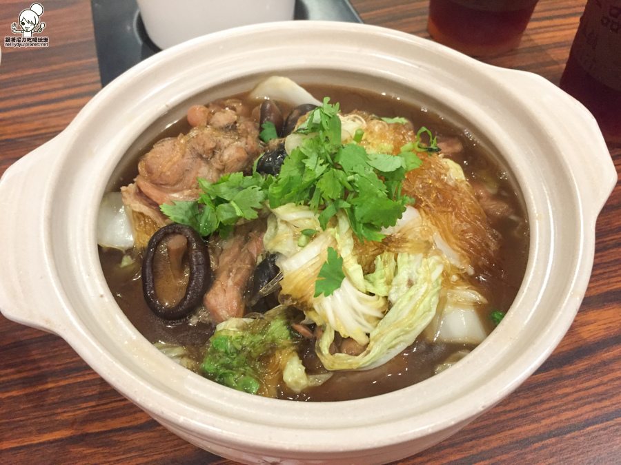 老媽寶 蒸餃 酸菜鍋 麵食 漢神巨蛋 黑人陽春麵旁 (19 - 25).jpg